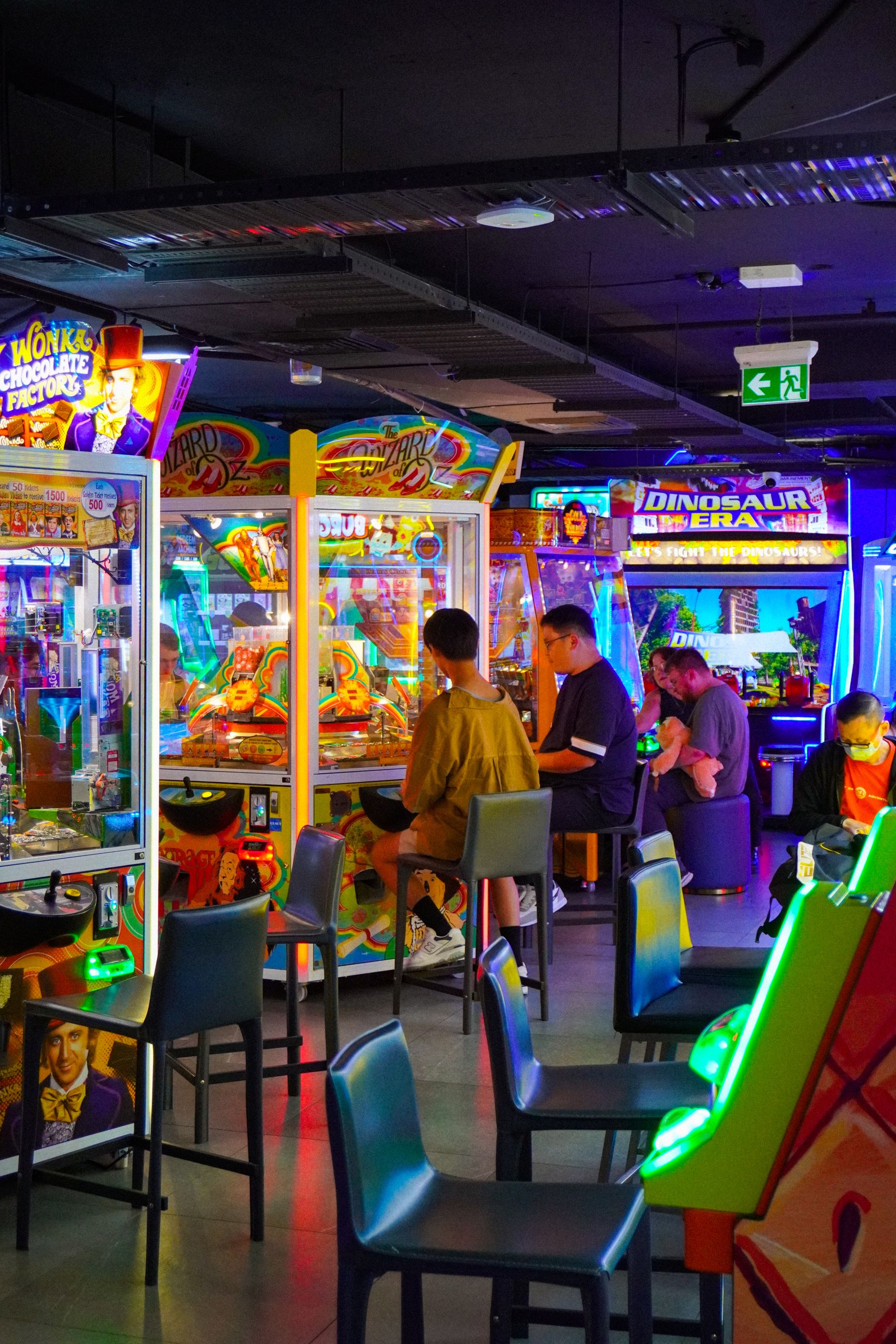 Menschen spielen gemeinsam in einer lebendigen Arcade